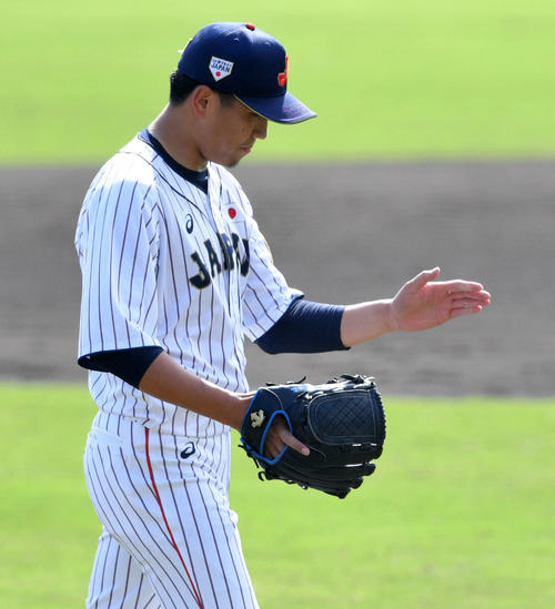 日本代表対オリックス　日本代表2番手で登板しグラブをたたく中日大野雄（撮影・滝沢徹郎）