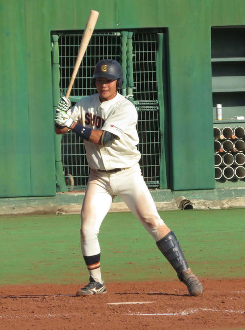 3四球を選んだ阪神育成1位の大商大・小野寺暖外野手（撮影・磯綾乃）