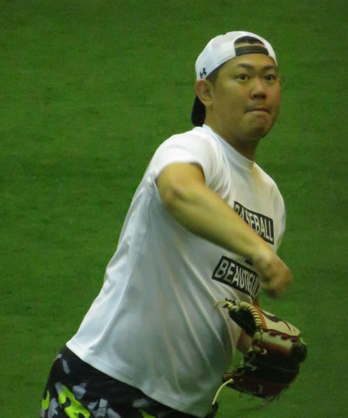 侍ジャパン合流へ向けキャッチボールで調整する巨人山口（撮影・桑原幹久）