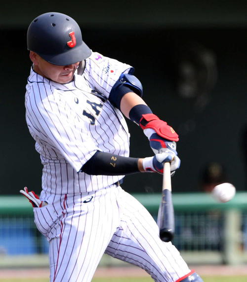 日本代表対オリックス　2回裏日本代表2死一塁、広島会沢は右中間へ適時二塁打を放つ（撮影・滝沢徹郎）
