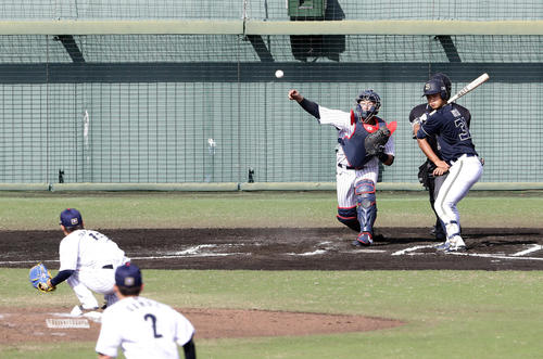 日本代表対オリックス　6回表オリックス2死一塁、一塁走者宜保の二塁盗塁を阻止する捕手会沢（撮影・浅見桂子）
