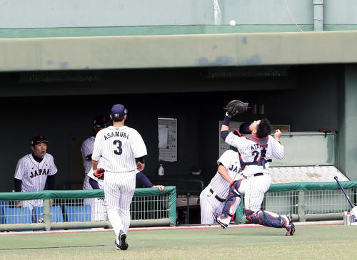 日本代表対オリックス　1回表オリックス無死、佐野皓大の捕邪飛を好捕する会沢（右）（撮影・浅見桂子）