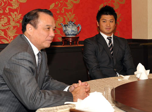 13年11月、阪神とのFA交渉の席に着く中田（右）。左は中村GM