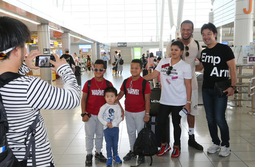 見送りに来た高谷と記念写真に納まるミランダ、夫人、左アドリエルくん、右アディエル（撮影・梅根麻紀）
