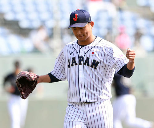 日本代表対オリックス　2回を投げ終えグラブをたたく日本代表先発のDeNA今永（撮影・滝沢徹郎）