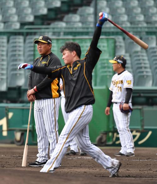 北條のロング打撃練習を見守る北川打撃コーチ（撮影・上田博志）