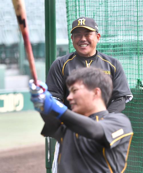 北條の打撃練習を見守る北川打撃コーチ（撮影・上田博志）