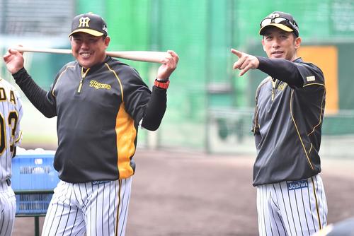 矢野監督（右）と練習を見守る北川打撃コーチ（撮影・上田博志）
