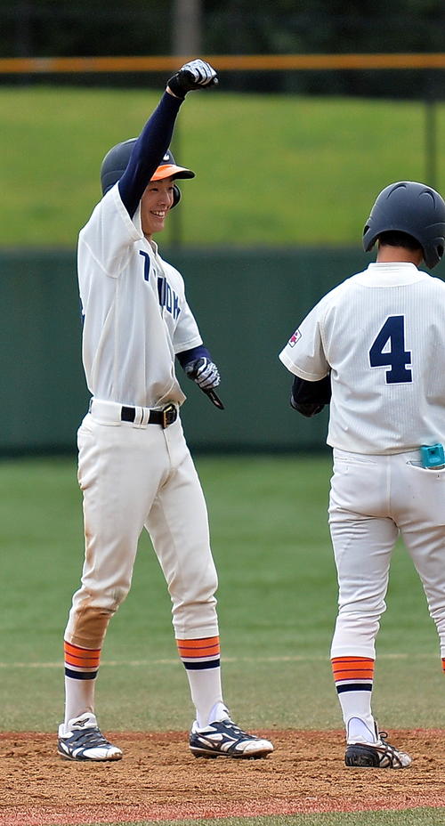 東北福祉大対青森大　4回表東北福祉大2死一塁、右翼線に適時二塁打を放ってガッツポーズする大里（左）