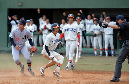 東北福祉大対青森大　4回表東北福祉大2死一、三塁、相手暴投で勝ち越しのホームを踏む大里（中央）。左端は青森大・小谷（撮影・鎌田直秀）