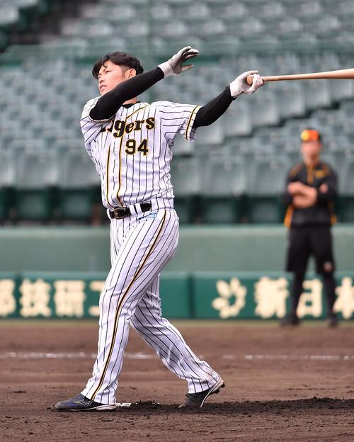 ロング打撃で汗を流す原口（撮影・上田博志）