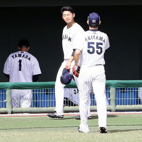 日本代表対オリックス　2回表オリックスの攻撃を抑えた今永は、秋山から声をかけられ、片目をつぶる（撮影・浅見桂子）