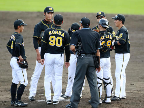 ハンファ対阪神　4回裏、マウンドに集まったナインと藤浪（左から2人目）は香田コーチの声掛けを聞く（撮影・加藤哉）