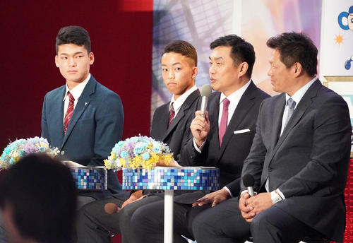 公開テレビ収録放送に出演し山本昌（右から2人目）、山崎武司（右）らOBの話を聞く中日D1位・石川昂弥（左）とD5位・岡林勇希（左から2人目）（撮影・森本幸一）