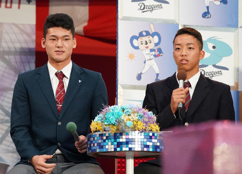 公開テレビ収録放送に出演した石川（左）と岡林（右）（撮影・森本幸一）