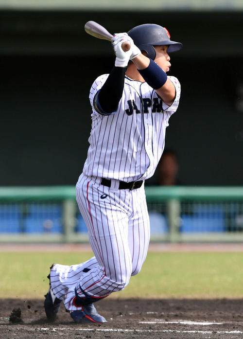 日本代表対オリックス　2回裏日本代表2無死、日本ハム近藤は右前打を放つ（撮影・滝沢徹郎）