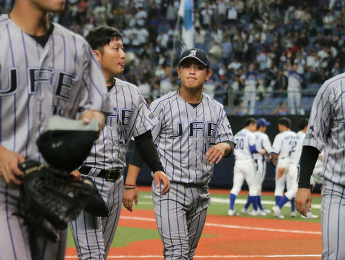 延長タイブレークの末に敗れ、ベンチへ引き上げるJFE西日本の河野（右）（撮影・中島宙恵）