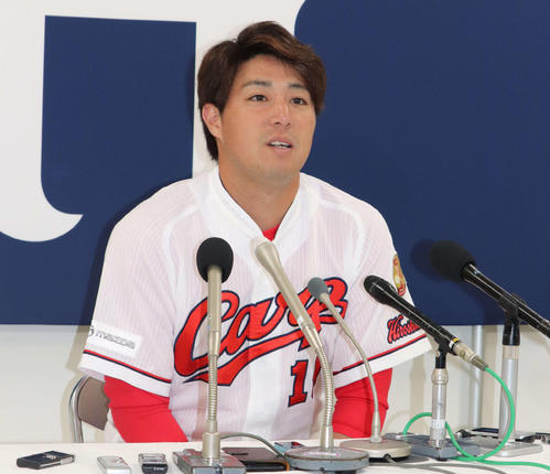 マツダスタジアムで会見し、国内FA権を行使せず残留することを表明した広島野村