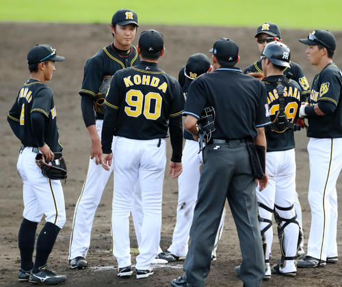4回裏、マウンドに集まったナインと藤浪（左から2人目）は香田コーチの声掛けを聞く（撮影・加藤哉）