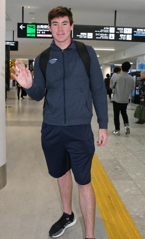 福岡空港から帰国するソフトバンクのカーター・スチュワート投手（撮影・菊川光一）