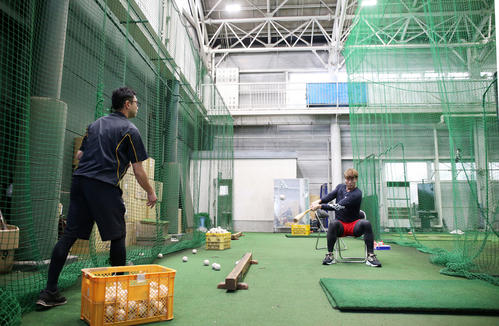 鳴尾浜の室内で座りながらティー打撃する糸井（撮影・上山淳一）
