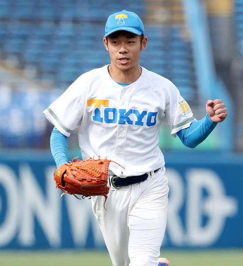 法大対東大　6回表法大1死一、二塁、代打小池を併殺に仕留めガッツポーズする小林大（撮影・垰建太）
