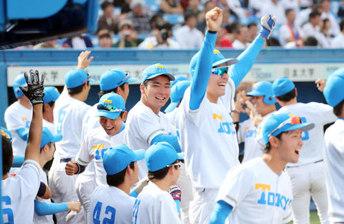 法大対東大　6回裏東大2死二塁、小林大雅の適時打に大盛り上がりのベンチナイン（撮影・垰建太）