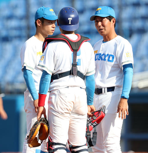 法大対東大　9回表法大無死三塁、小林大（左）、大音（中央）バッテリーに声をかける浜田監督（撮影・垰建太）