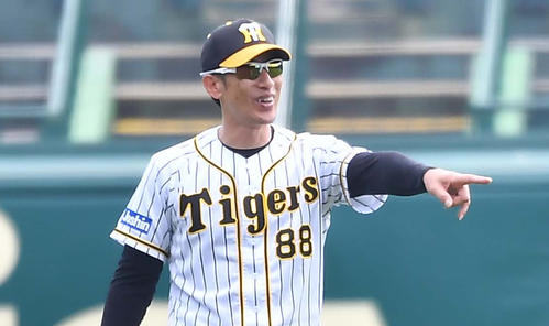 笑顔を見せながら練習を見る阪神矢野燿大監督（撮影・上田博志）