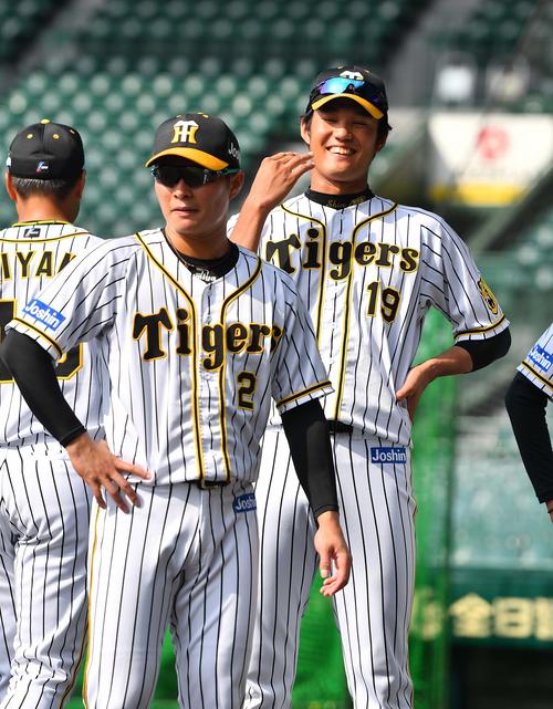 秋季練習に合流し笑顔を見せる藤浪晋太郎（右）（撮影・上田博志）