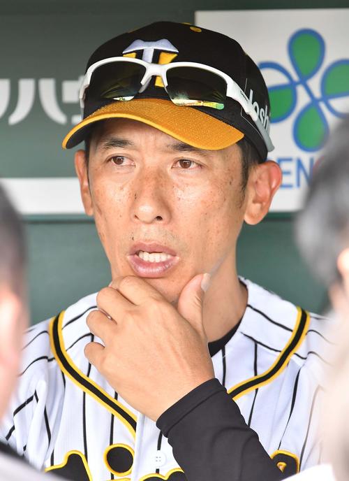 ベンチに座り記者の質問に答える阪神矢野燿大監督（撮影・上田博志）