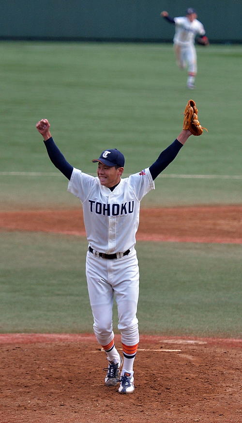 東北福祉大対仙台大　ノーヒットノーランでの明治神宮切符を獲得してガッツポーズする東北福祉大・綱脇（撮影・鎌田直秀）