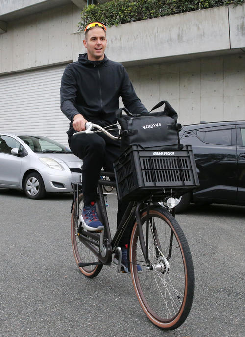 練習を終え、自転車で帰るソフトバンクのバンデンハーク（撮影・菊川光一）