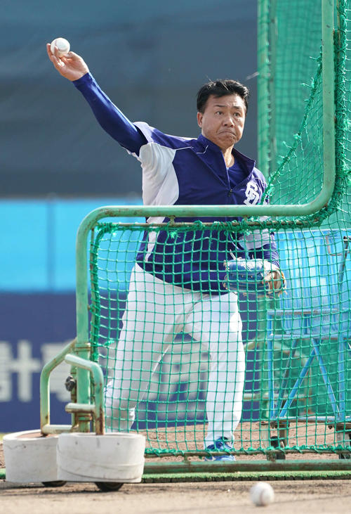 中日秋季練習　打撃投手を務めた与田剛監督（撮影・森本幸一）