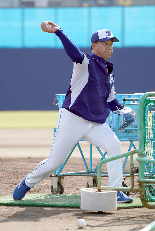中日秋季練習　打撃投手を務めた与田剛監督（撮影・森本幸一）