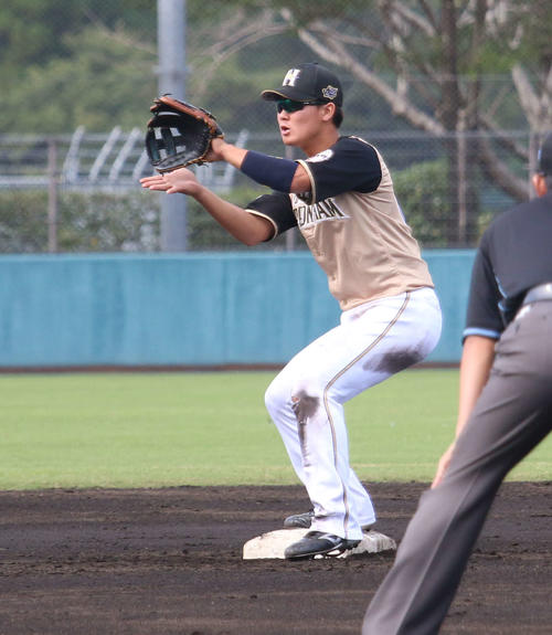 フェニックス・リーグ　韓国ハンファ対日本ハム　3回裏1死一、二塁　プロ初の二塁守備に就いた日本ハム郡が遊ゴロ併殺打を完成させる（撮影・木下大輔）