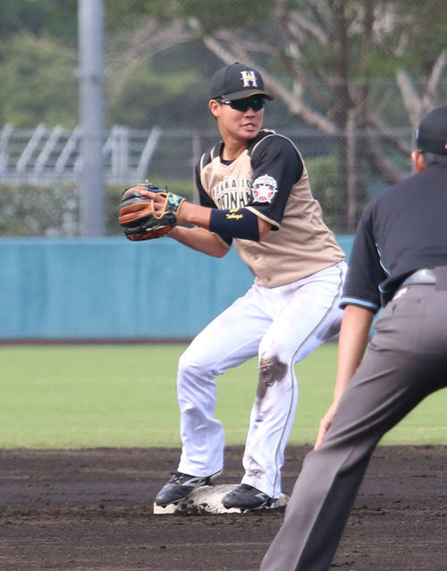 フェニックスリーグ　韓国ハンファ対日本ハム戦　3回裏1死一、二塁　プロ初の二塁守備に就いた日本ハム郡が遊ゴロ併殺打を完成させる（撮影・木下大輔）