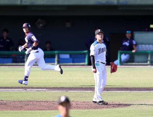 25日、日本代表との練習試合で吉田輝は鈴木に左越え2点本塁打を被弾