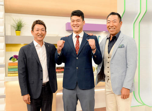 テレビ番組に出演した石川（中央）は立浪和義氏（左）、阪神井上打撃コーチと笑顔を見せる（撮影・森本幸一）