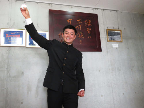 楽天からドラフト3位指名を受けた津留崎はボールを手にポーズを決める（撮影・亀山泰宏）
