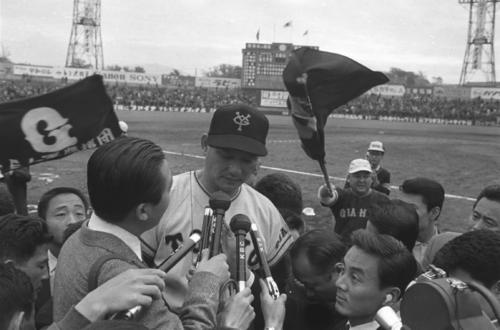 巨人対西鉄　日本シリーズで優勝を決め、インタビューを受ける巨人川上哲治監督（1963年10月撮影）