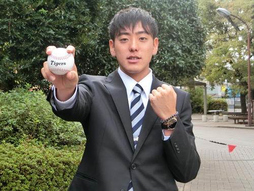 ドラフト6位で指名された阪神から指名あいさつを受けた東海大九州・小川（撮影・前岡正明）