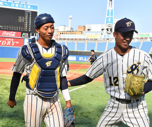 中央学院大対上武大　8回から登板し勝利した上武大・坂元と喜ぶ古川捕手（左）（撮影・柴田隆二）
