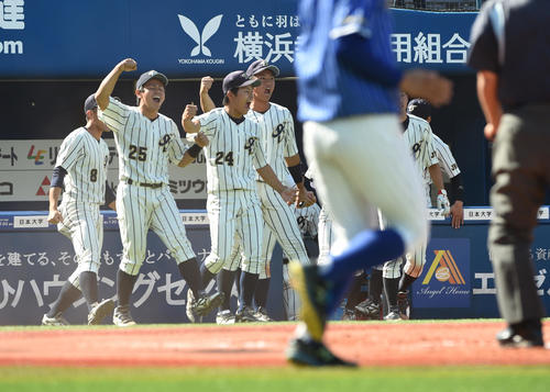 中央学院大対上武大　得点に喜ぶ上武大ナイン（撮影・柴田隆二）
