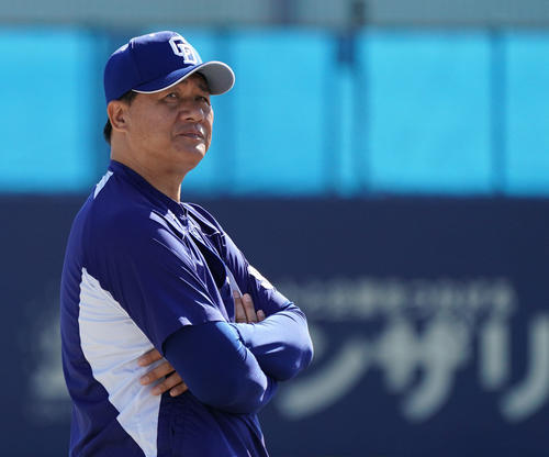 投内連携の練習を見つめる与田監督（撮影・森本幸一）