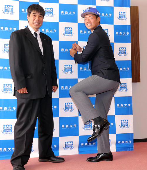 DeNAドラフト6位の青森大・蝦名（右）は、欠端スカウトを前に笑顔で打撃フォームを披露