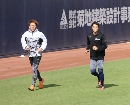 鎌ケ谷スタジアムの外野をジョギングする日本ハム中島（右）と宮西（撮影・中島宙恵）