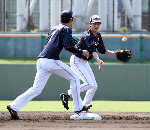 シートノックで二塁守備に入る周東（奥）。手前は源田（撮影・浅見桂子）