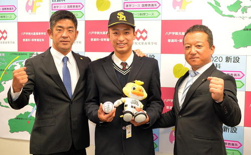 ソフトバンク福山アマスカウトチーフ（左）と作山アマスカウトチーフ補佐（右）から激励を受ける八戸学院光星・伊藤