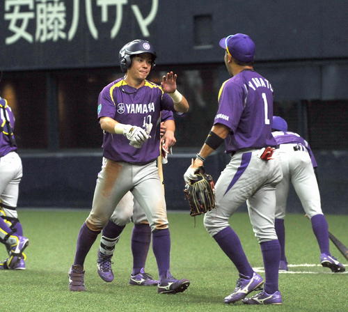 決勝打を放ったヤマハ・河野は、チームメートとハイタッチ